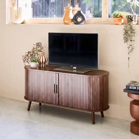 Scandinavisch tv-meubel van donker hout met gegroefde schuifdeuren en vier slanke houten poten.