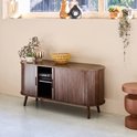 Tv-meubel in donker hout met afgeronde hoeken, gegroefde schuifdeuren en een beige decoratieve mand op het blad.