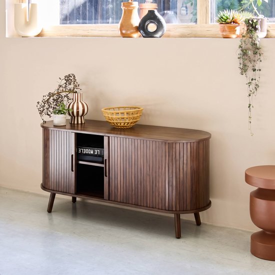 Tv-meubel in donker hout met afgeronde hoeken, gegroefde schuifdeuren en een beige decoratieve mand op het blad.