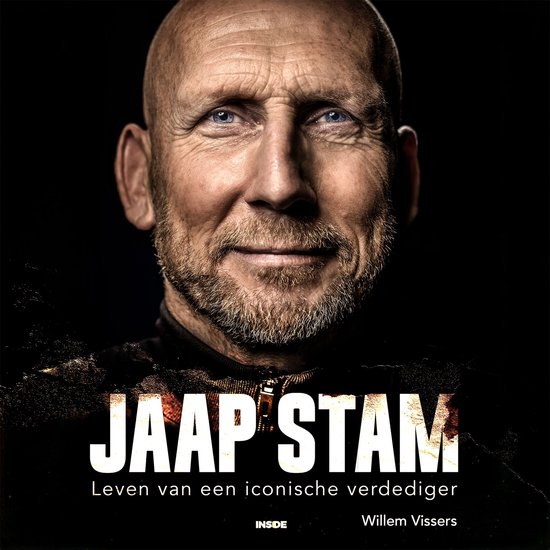 Portret van Jaap Stam op zwarte achtergrond, titel: Jaap Stam - Leven van een iconische verdediger door Willem Vissers.
