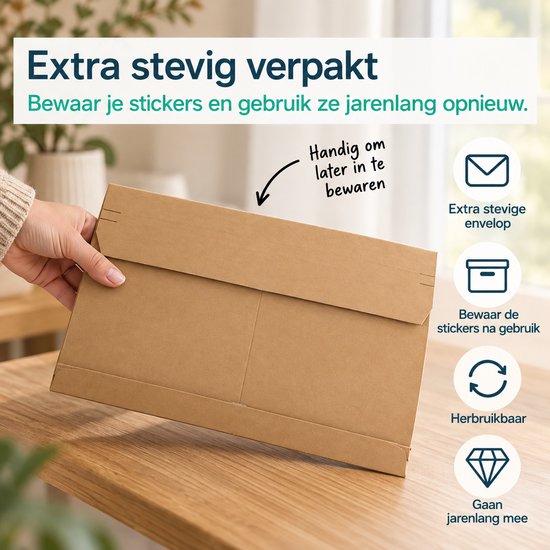 Hand houdt een stevige bruine kartonnen envelop vast voor het duurzaam opbergen en hergebruiken van stickers.
