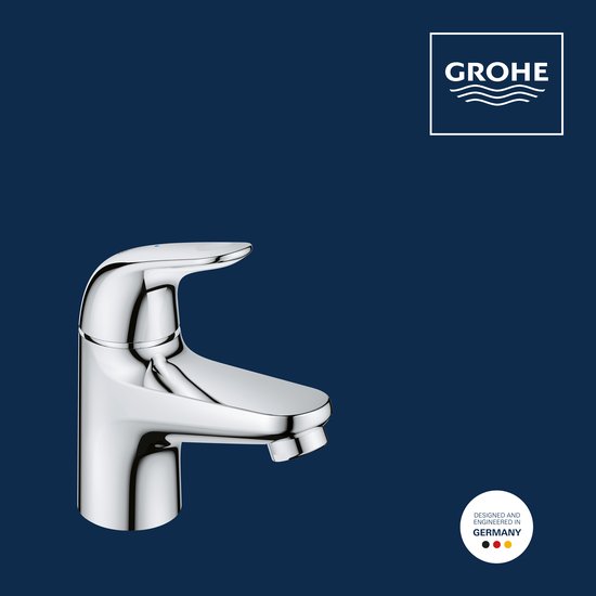 Verchroomde Grohe fonteinkraan tegen een donkerblauwe achtergrond met het label 'Designed and engineered in Germany'.