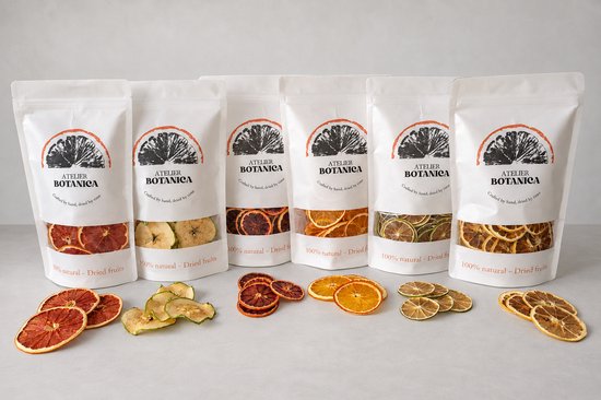 Zes zakken Atelier Botanica gedroogd fruit: sinaasappel, grapefruit, appel, limoen en citroen.