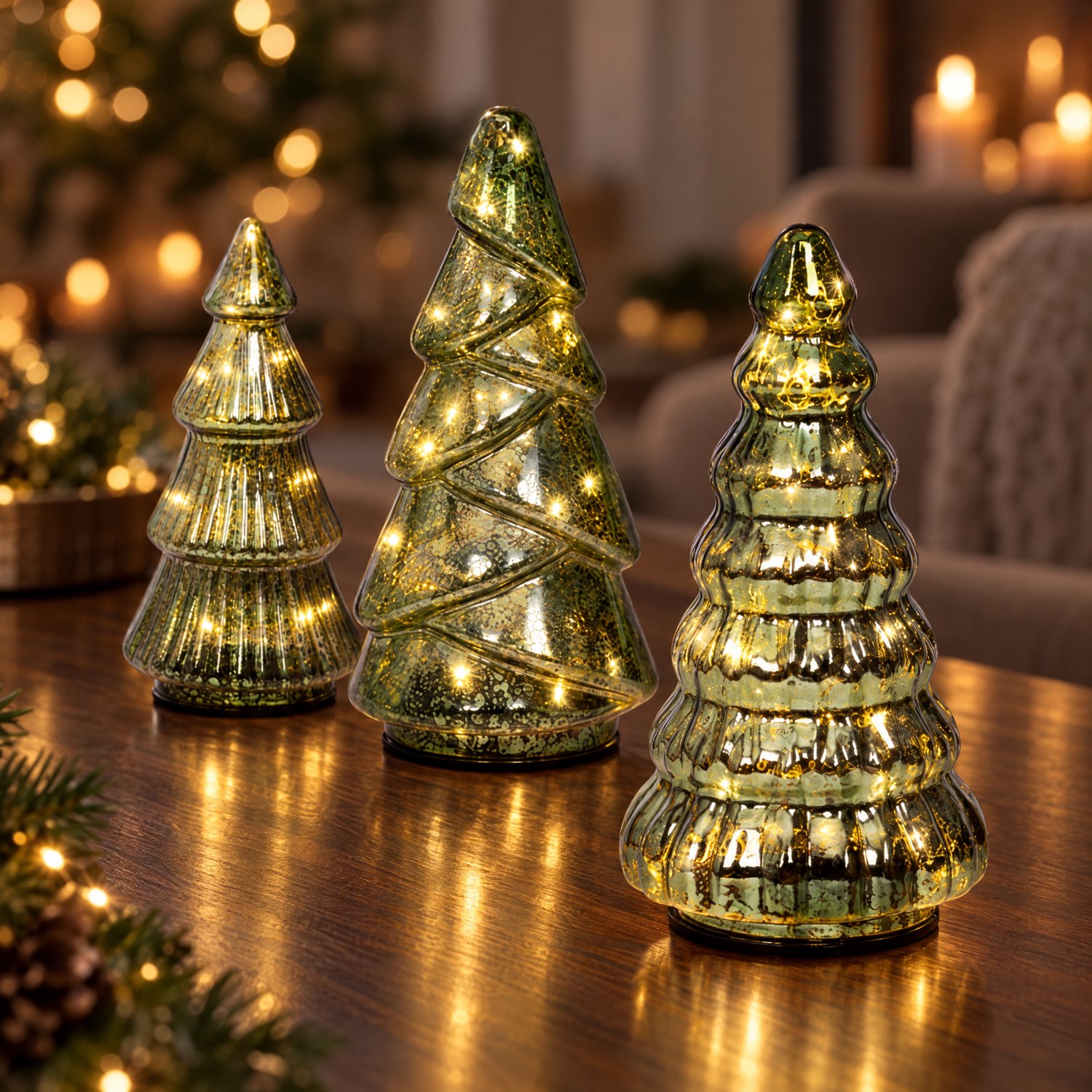 Cheqo® Glazen Kerstboom met LED Verlichting - Set van 3 Groen 18 cm - Verlichte Kerstboompjes - Kerstdecoratie - Tafeldecoratie Kerst - Kerstversiering - Kerstfiguur - Kerstlampjes - Warm Wit - Werkt op Batterijen met Timer - voor Binnen