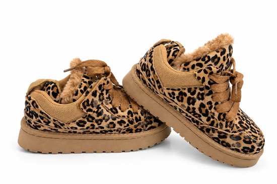 Luipaardprint sneakers met dikke beige zolen, veters en een zachte, harige voering aan de binnenkant.