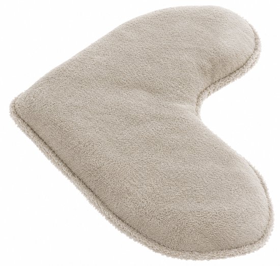 Een beige, hartvormig verzwaringskussen met een zachte textuur.