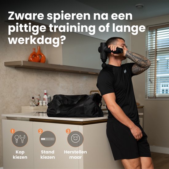 Een man gebruikt een zwarte massagegun op zijn hoofd, stappen: kies kop, stand, herstel.