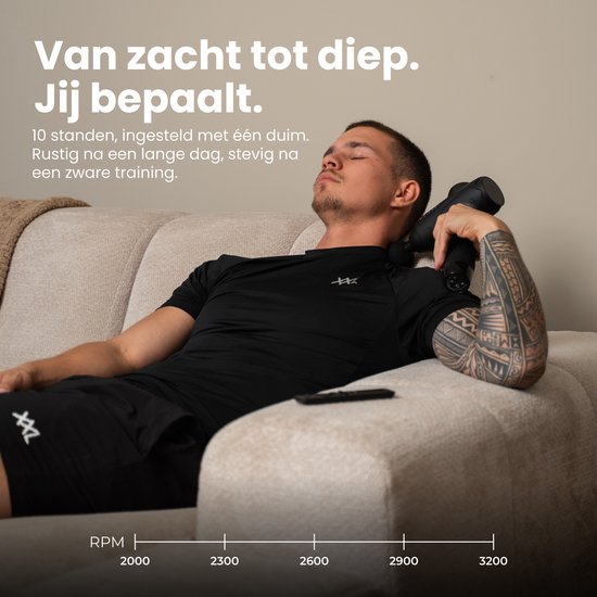 Een man gebruikt een zwarte massagegun op zijn nek, met snelheidsmeter.