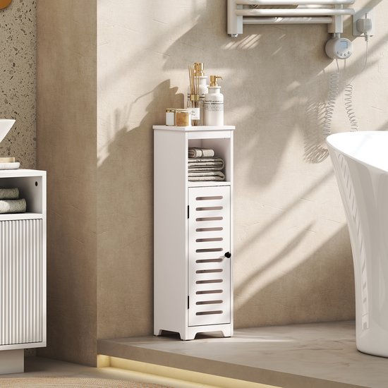Witte smalle badkamerkast met lamellendeur in een badkamer bij een badkuip.