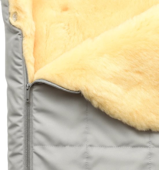 Skéépe – Voetenzak kinderwagen van Texelse schapenvacht – lichtgrijs – lamswol – buggy – medicinaal gelooid — afbeelding 4