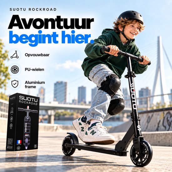 Jongen op zwarte Suotu step met helm en kniebeschermers bij een brug. Tekst: Avontuur begint hier.