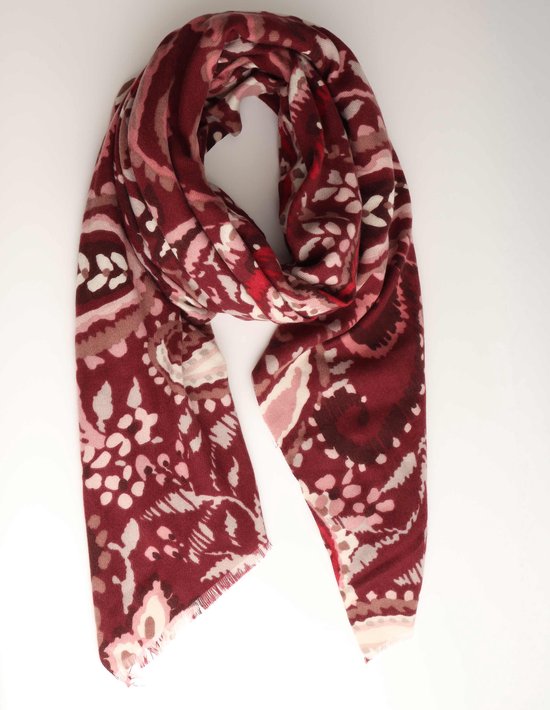 Lichtgewicht, bordeauxrode sjaal met een paisley motief in roze en witte tinten, afgewerkt met rafelige randen.