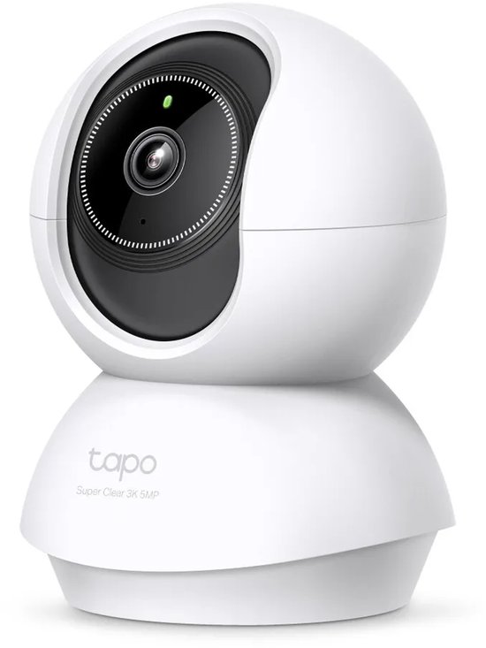 Witte Tapo 3K 5MP pan/tilt beveiligingscamera met een zwarte lensmodule en een groen statuslampje.