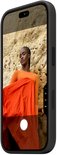 Zwarte hoes op een smartphone met camera-interface en portretfoto van persoon in oranje op het scherm.