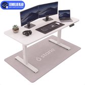 Wit elektrisch verstelbaar Stane bureau met naadloos blad, twee monitoren, laptop en bureau-onderlegger.