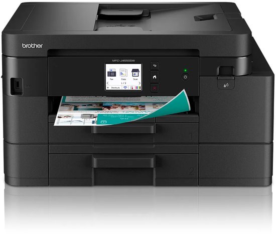 Zwarte Brother MFC-J4550DW inkjetprinter die een document uit de papierlade voert.
