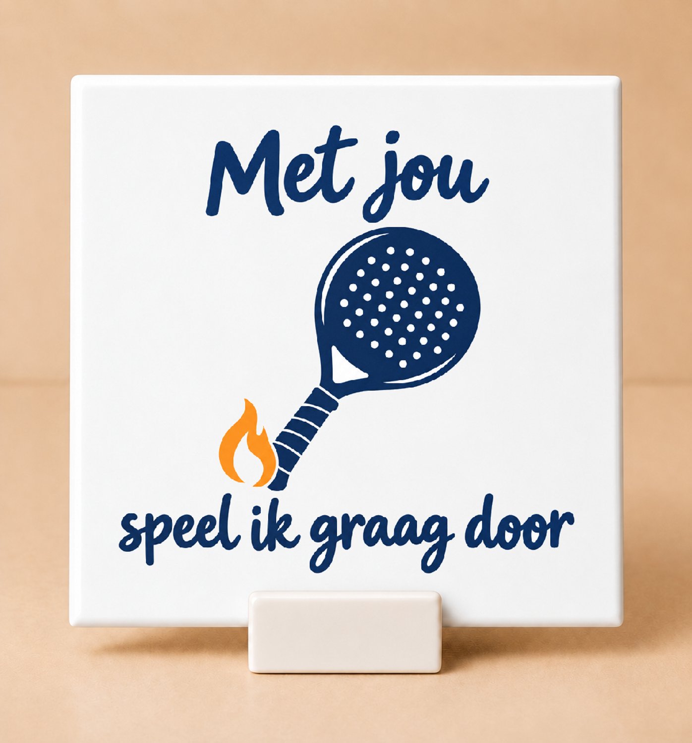 Bedruk King Vrolijke Padelpakjes na de rally Tegel – Kleurrijk plat ontwerp voor sportieve padel liefhebbers - 15 x 15 cm met houder Wit