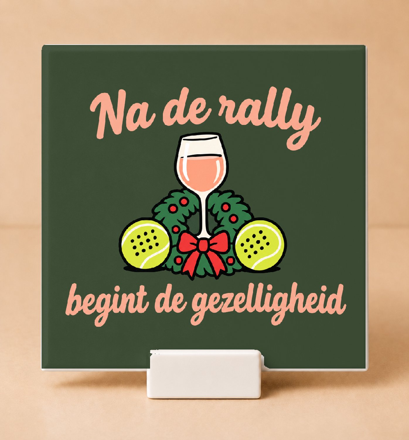 Bedruk King Vrolijke cartoon sticker Tegel 'Na de rally begint de gezelligheid' – Speelse tegel voor padel liefhebbers - 15 x 15 cm met houder Wit