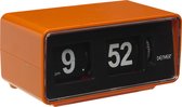 Oranje Denver retro flipklok met een zwarte wijzerplaat die 9:52 pm aangeeft.