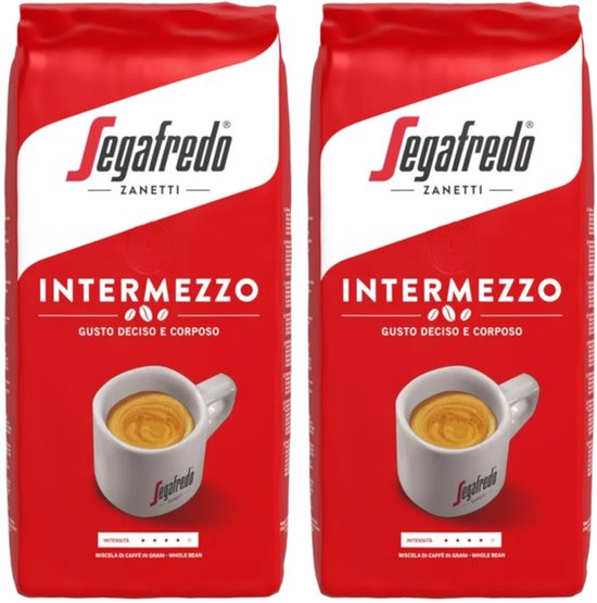 Twee rode zakken Segafredo Intermezzo koffiebonen met een afbeelding van een kopje koffie en tekst: Gusto deciso e corposo.