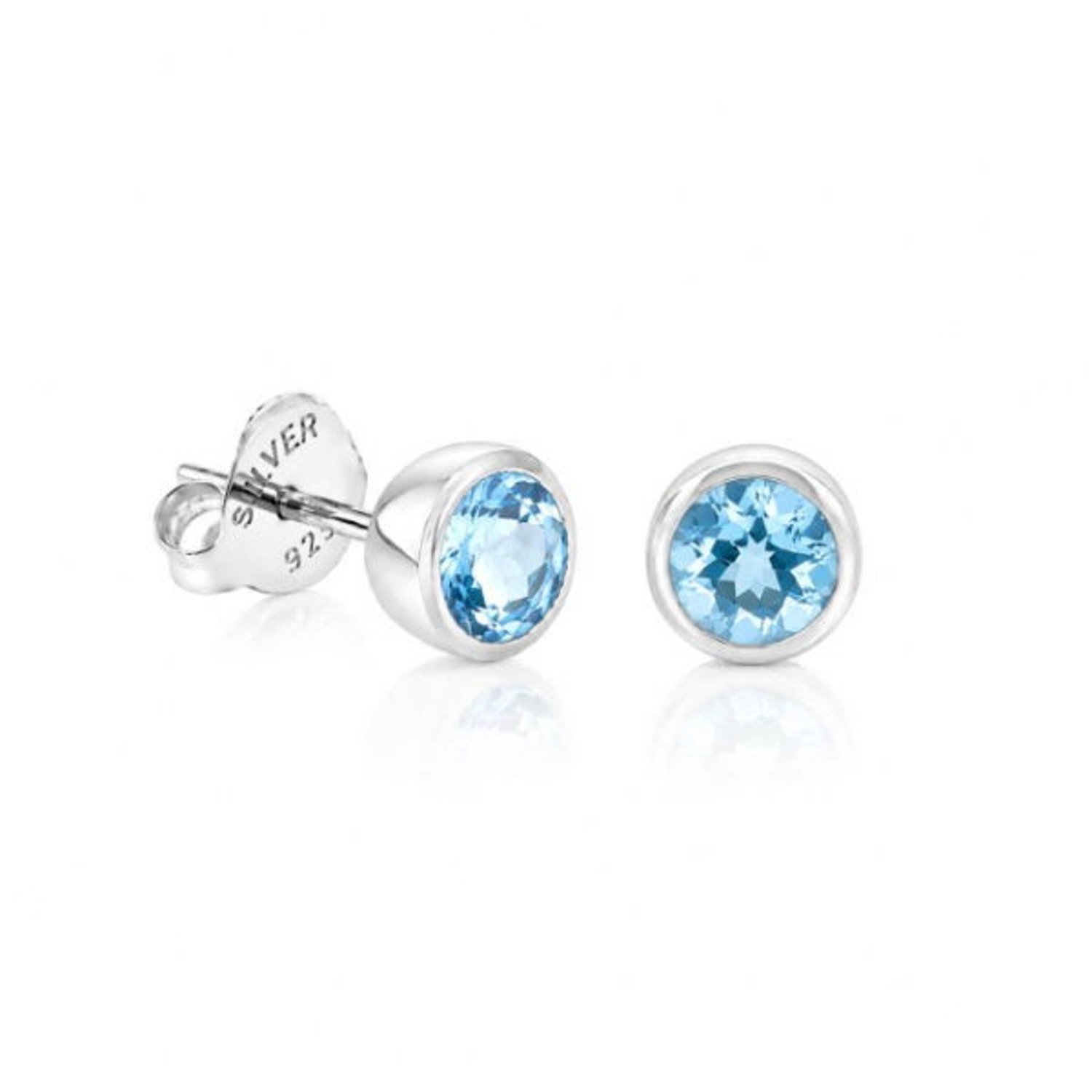 SilverGems Zilveren oorknopjes met ronde facet geslepen Blauwe Topaas edelstenen
