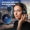 Vrouw met zwarte over-ear koptelefoon, toont verstelbare hoofdband voor optimaal comfort.