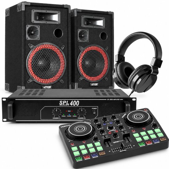 DJ-set met twee zwarte speakers met rode roosters, een SPL 400 versterker en een zwarte Vonyx Spin200 DJ-controller.