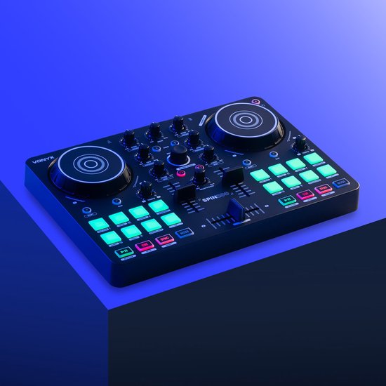 Zwarte Vonyx Spin200 DJ-controller op een blauwe ondergrond, diagonaal gefotografeerd.