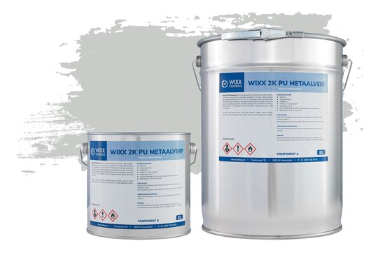 Twee zilverkleurige Wixx 2K PU Metaalverf blikken van 2L en 8L met blauwe labels.