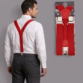 Man draagt rode Safekeepers bretels met Y-rug, zilveren clips en lederen details over een wit hemd.