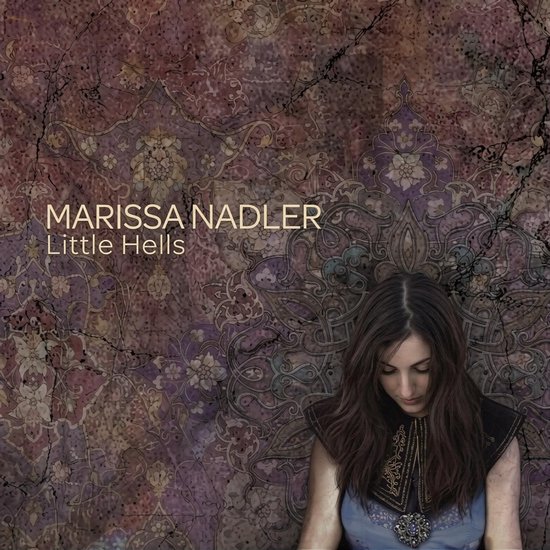 Marissa Nadler kijkt omlaag voor een vintage paars en bruin behangpatroon met de albumtitel Little Hells.