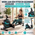 Vrouw op een zwarte en turquoise roeitrainer in een woonkamer, 'Ultrasil 15 dB magnetisch systeem' staat op een inzetstuk.