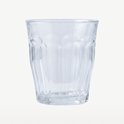 Un verre à eau Duralex Picardie en verre trempé transparent, avec côtes verticales. Isolé sur un fond clair.