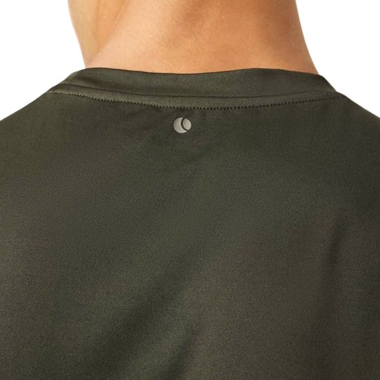 Close-up van de kraag van een donkergroen sportshirt met een klein zilverkleurig logo.