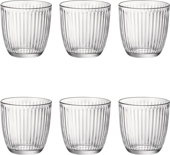 Six verres à côtes verticales sur fond noir.
