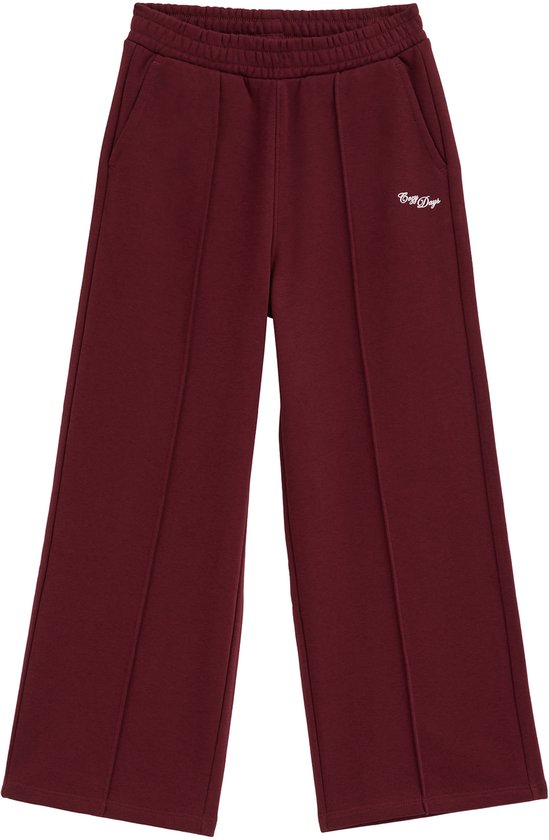 Donkerrode joggingbroek met wijde pijpen en merklogo op de linkerheup.