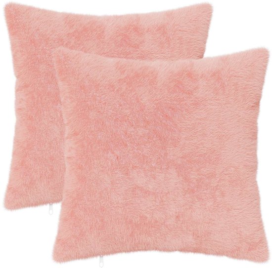 Ensemble de deux housses de coussin roses en fausse fourrure de lapin.