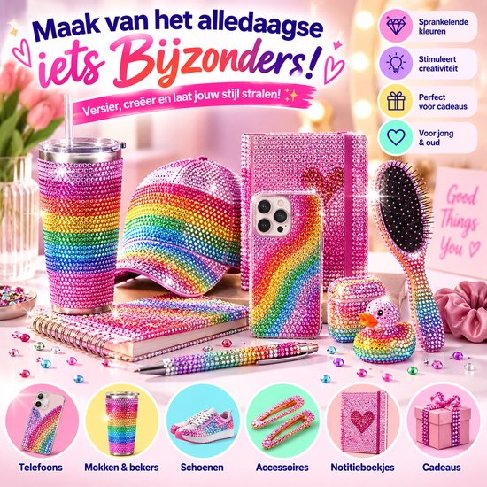 Een collectie glimmende, regenboogkleurige, met strass versierde objecten: mok, telefoonhoesje, notitieboekje, schoenen, haarclip, eendje en borstel.