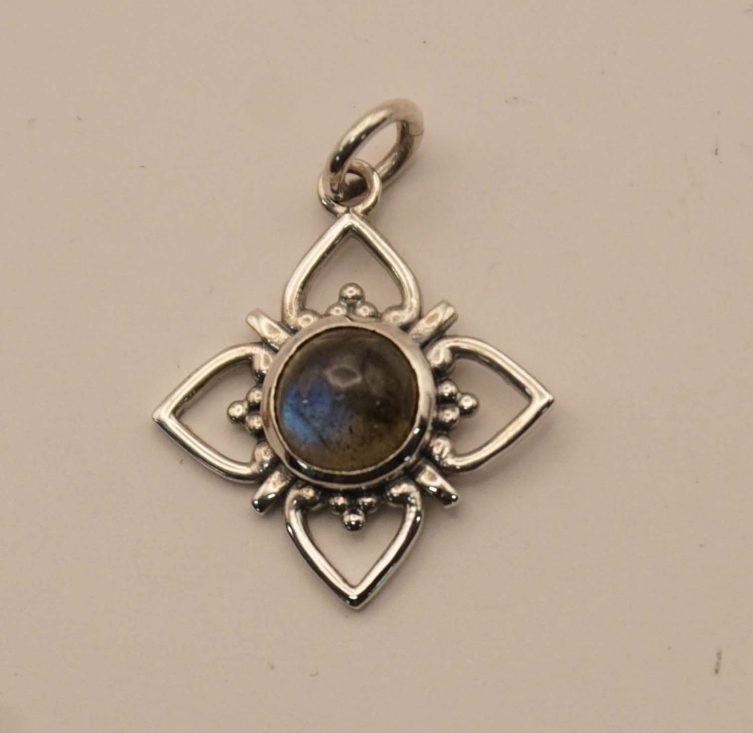 Zilveren hanger bloem met labradoriet steen - sterling zilveren hanger bloem blauw, grijs - hanger bloem met natuurstenen voor aan ketting - hanger bloempje - mooie pendant voor vrouwen