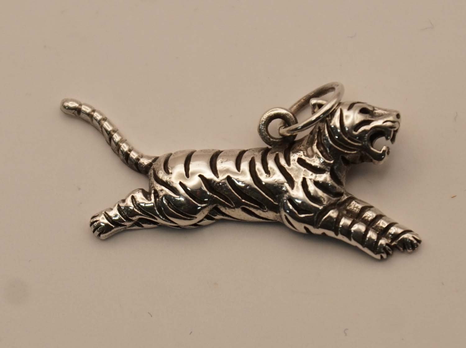 Sterling zilveren hanger tijger - zilveren hangertje voor aan ketting wild dier - tijger hanger gemaakt van 925 zilver - mooie zilveren hanger van een wilde tijger