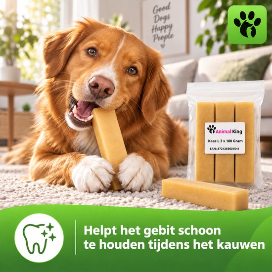 Een hond knabbelt aan een gele staaf. De verpakking Animal King Kaas L 3 x 100 Gram staat naast de hond.