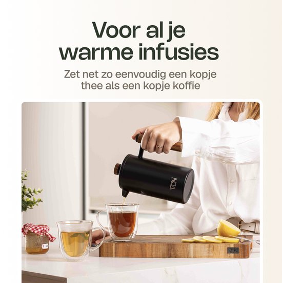 Zwarte VDN koffiezetter schenkt thee in glas met houten handvat.