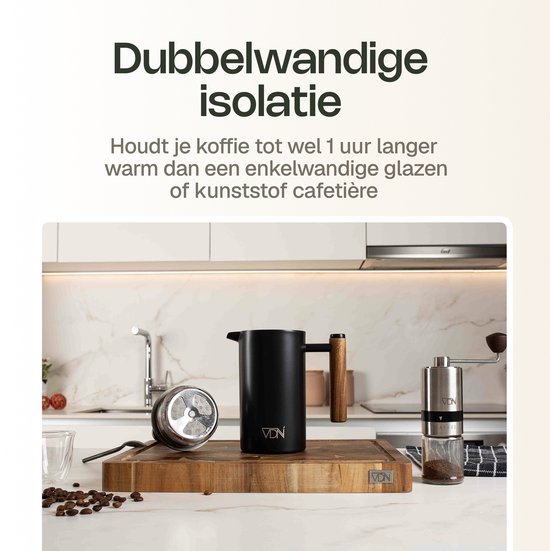 Zwarte VDN koffiezetter met houten handvat op aanrecht.