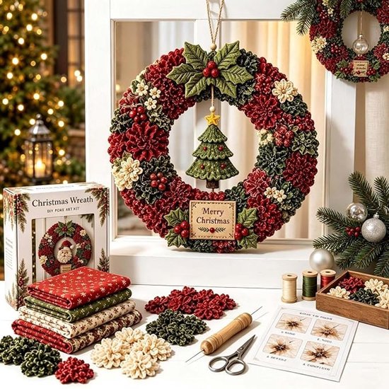 DIY kerstkranskit met rode, groene en crèmekleurige bloemen, hulstblaadjes, besjes en een kerstboom met ster.
