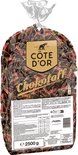 Zak vol met Côte d'Or Chokotoff chocolades, verpakt in bruine wikkels met gouden tekst en logo, weegt 2500g.