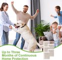 Een familie met een hond viert feest in een woonkamer. Rechtsonder vier kleine beige tapijttegels. De tekst zegt: 'Up to Three Months of Continuous Home Protection'.