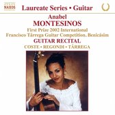 Anabel Montesinos, winnares van de eerste prijs van de International Francisco Tárrega Guitar Competition 2002, met een akoestische gitaar. Ze draagt een witte, off-the-shoulder top.