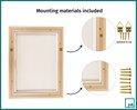 Achterkant van een baklijst met montagemateriaal, inclusief schroeven en ophanghaakjes.