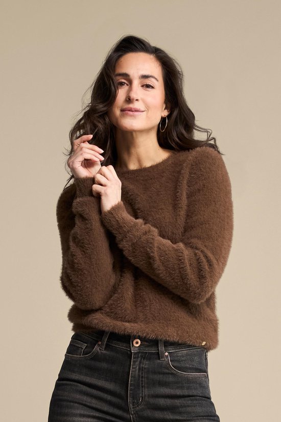 Close-up van model met bruine, fuzzy trui met lange mouwen en ronde hals.