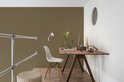 Een bureau met een laptop en stoel in een kamer met muren in de kleur Earthly Calm.